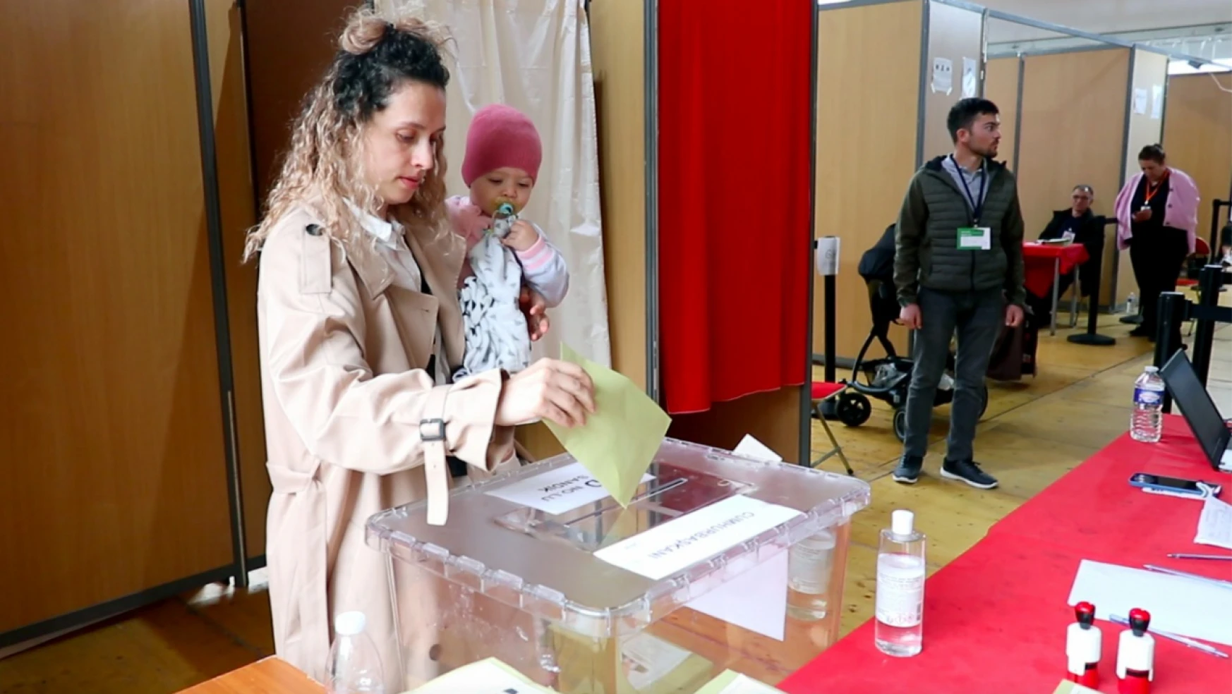 Fransa'daki Türk seçmenlerin oy verme işlemi devam ediyor