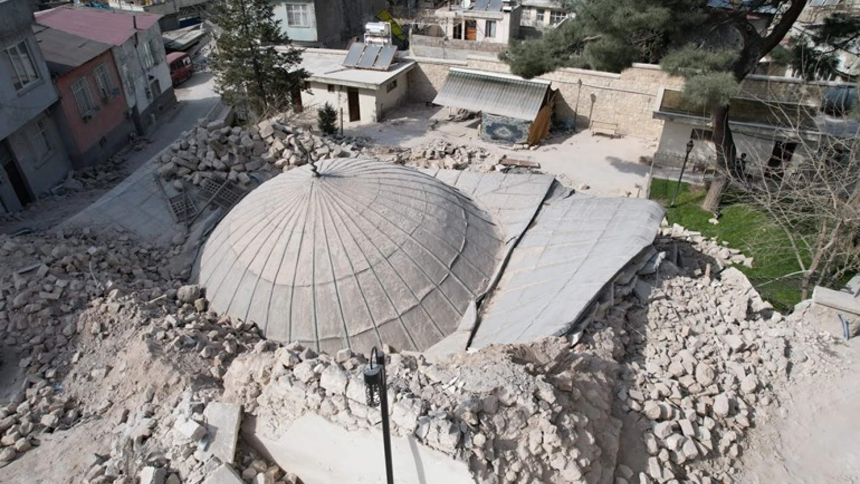 Fransız top mermisinin yıkmadığı cami depremde yıkıldı