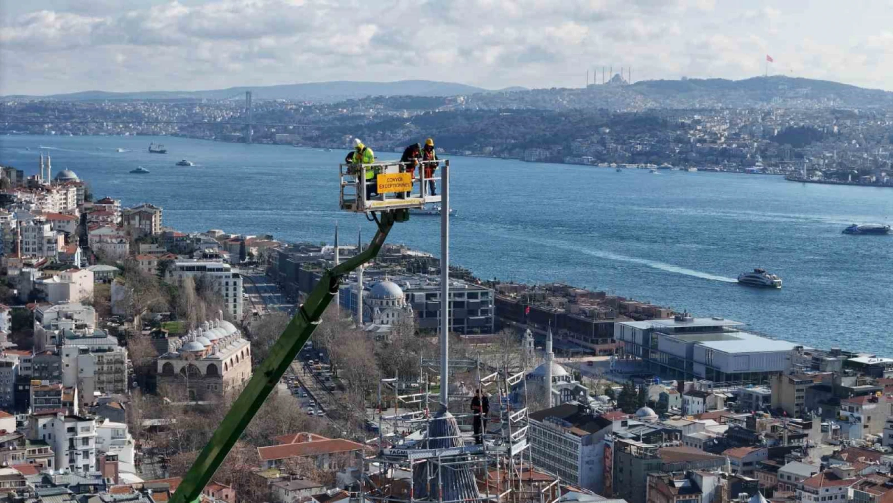 Galata Kulesi'nde nefes kesen restorasyon: 63 metre yükseklikte bulunan alem takıldı