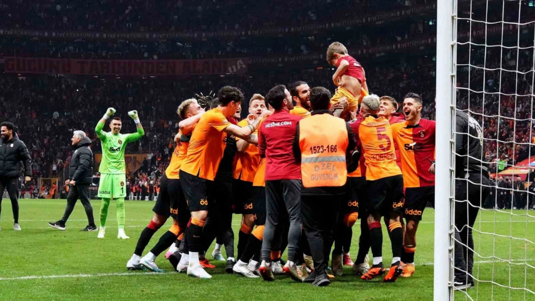 Galatasaray, Fenerbahçe ve Beşiktaş ile puan farkını 5'e çıkardı