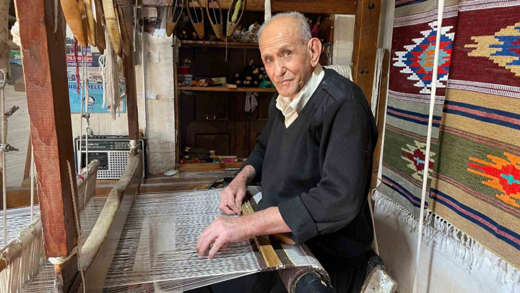 Gaziantep'te 3 metrekarelik dükkanda ürettiği kilimleri dünyaya ihraç ediyor