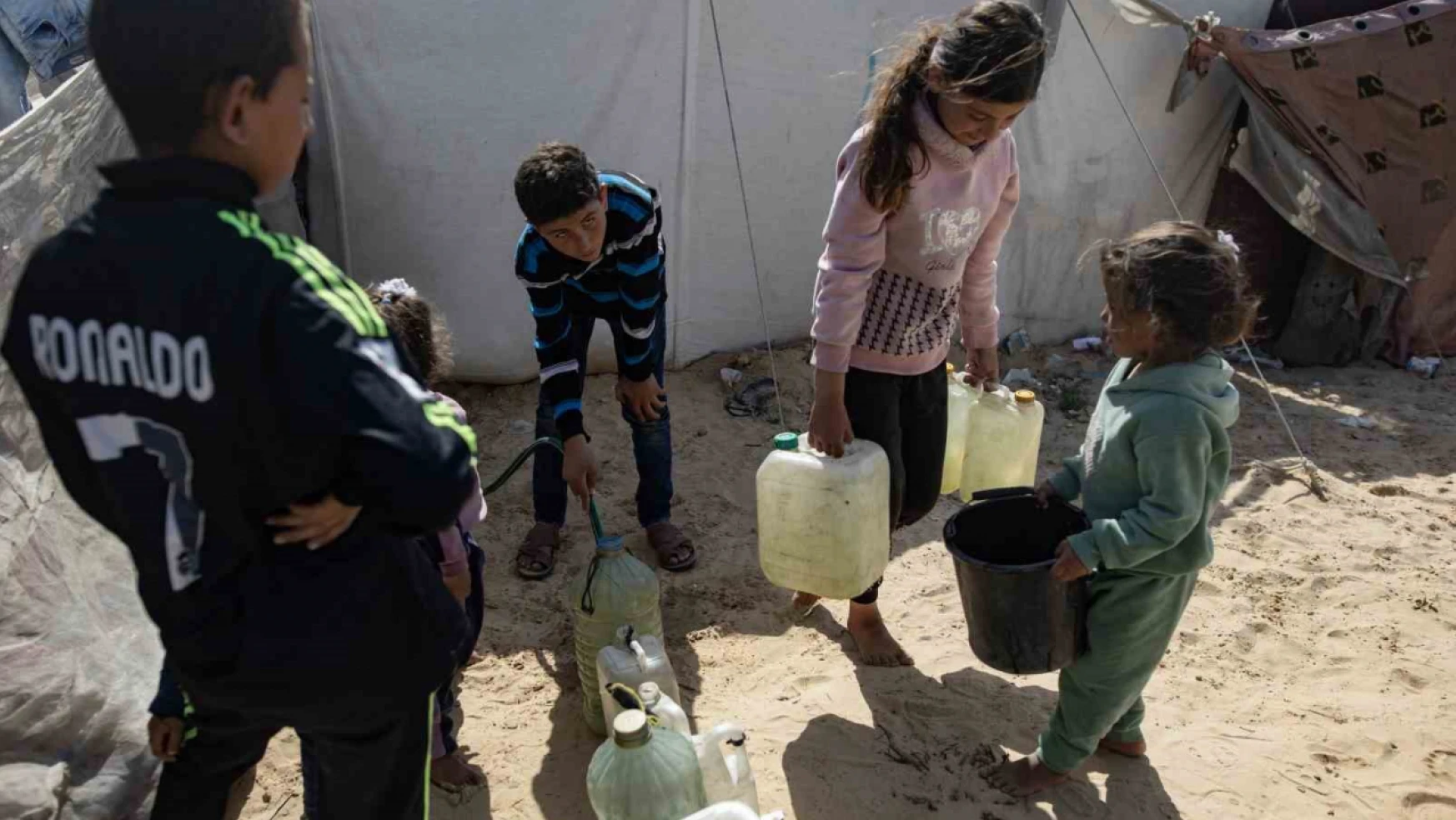 Gazze'de açlık ve susuzluktan ölen çocuk sayısı 31'e yükseldi