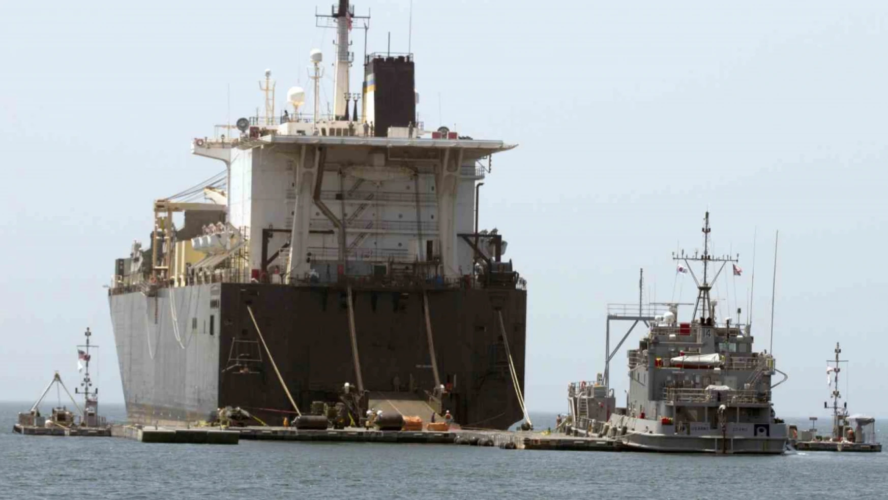 Gazze'ye liman inşası için giden ABD Donanması'na ait geminin makine dairesinde yangın çıktı