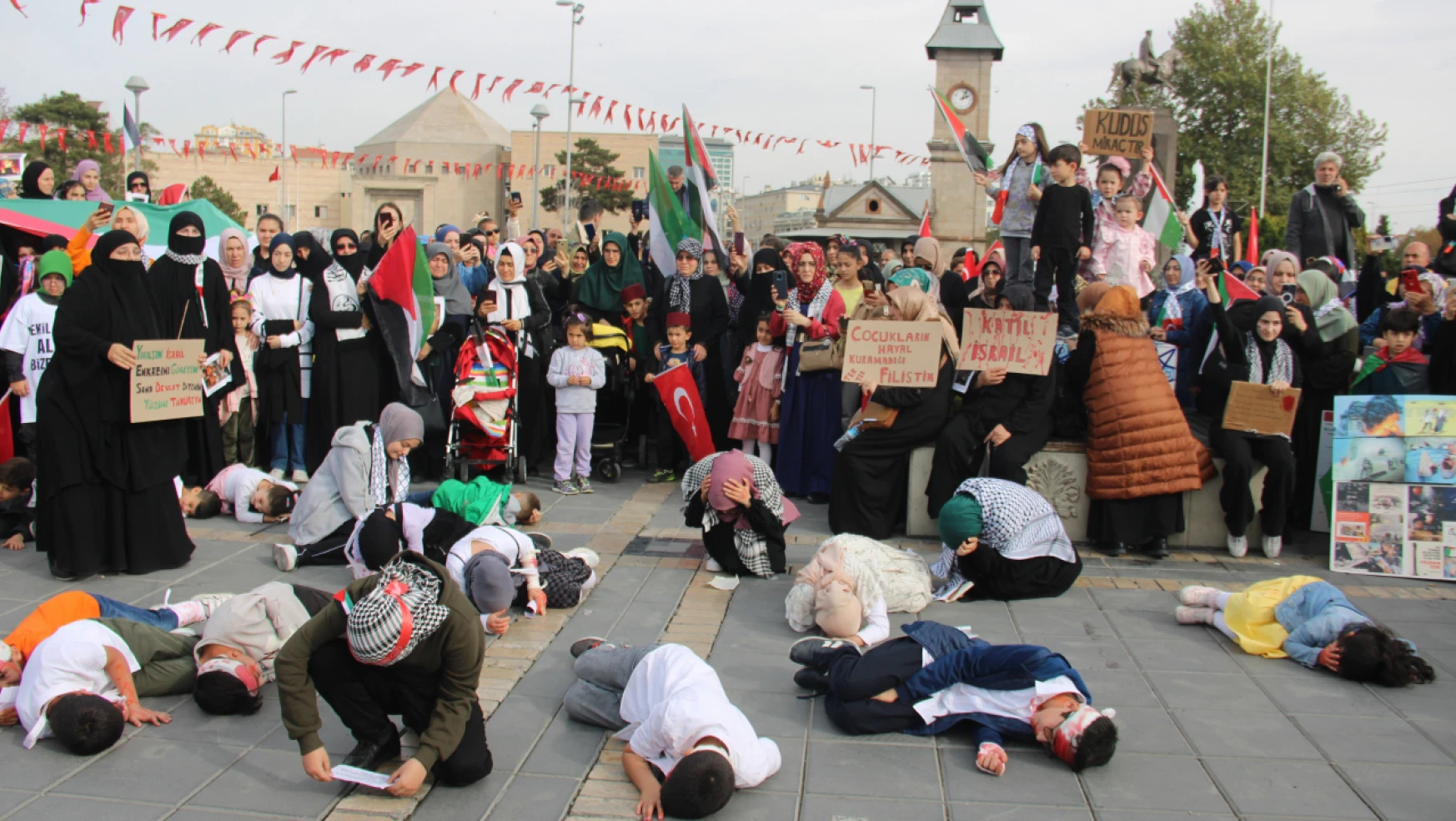 Gazzeli çocuklar ve anneler için Sessiz Yürüyüş düzenlendi