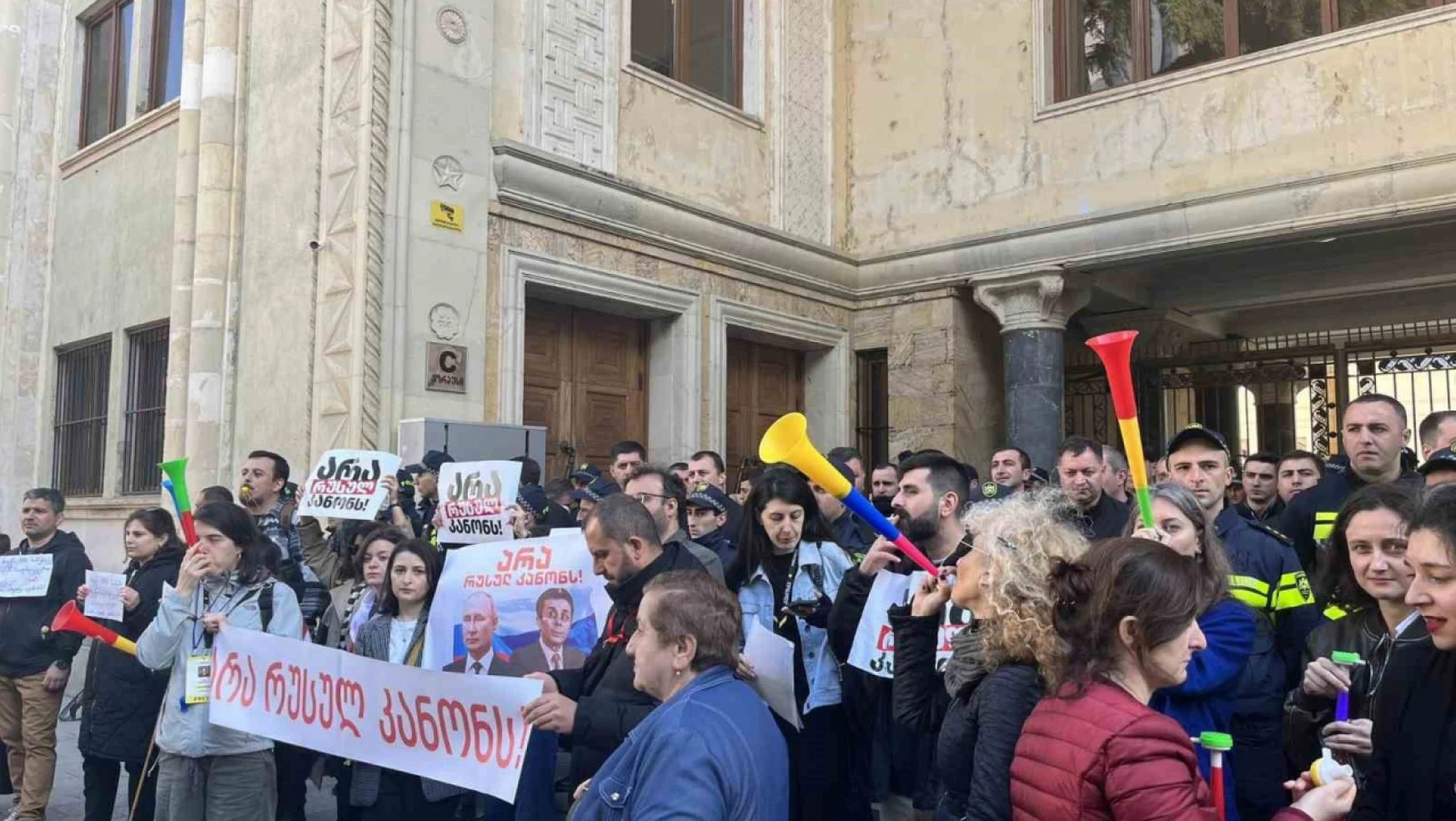 Gürcistan'da parlamento önünde tartışmalı yasa tasarısı protesto edildi