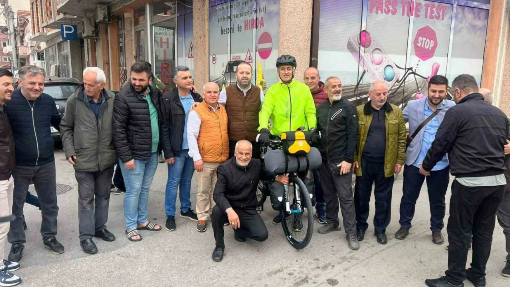 Hac vazifesini yerine getirmek için Kuzey Makedonya'dan bisikletle yola çıktılar