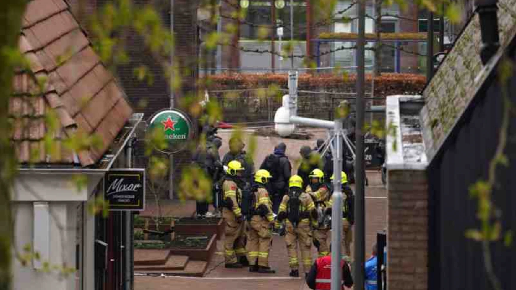 Hollanda'nın doğusunda bulunan Ede'de bir kafede çok sayıda kişinin rehin alındığı bildirildi. Polisin, bölgedeki evleri tahliye ettiği açıklandı.