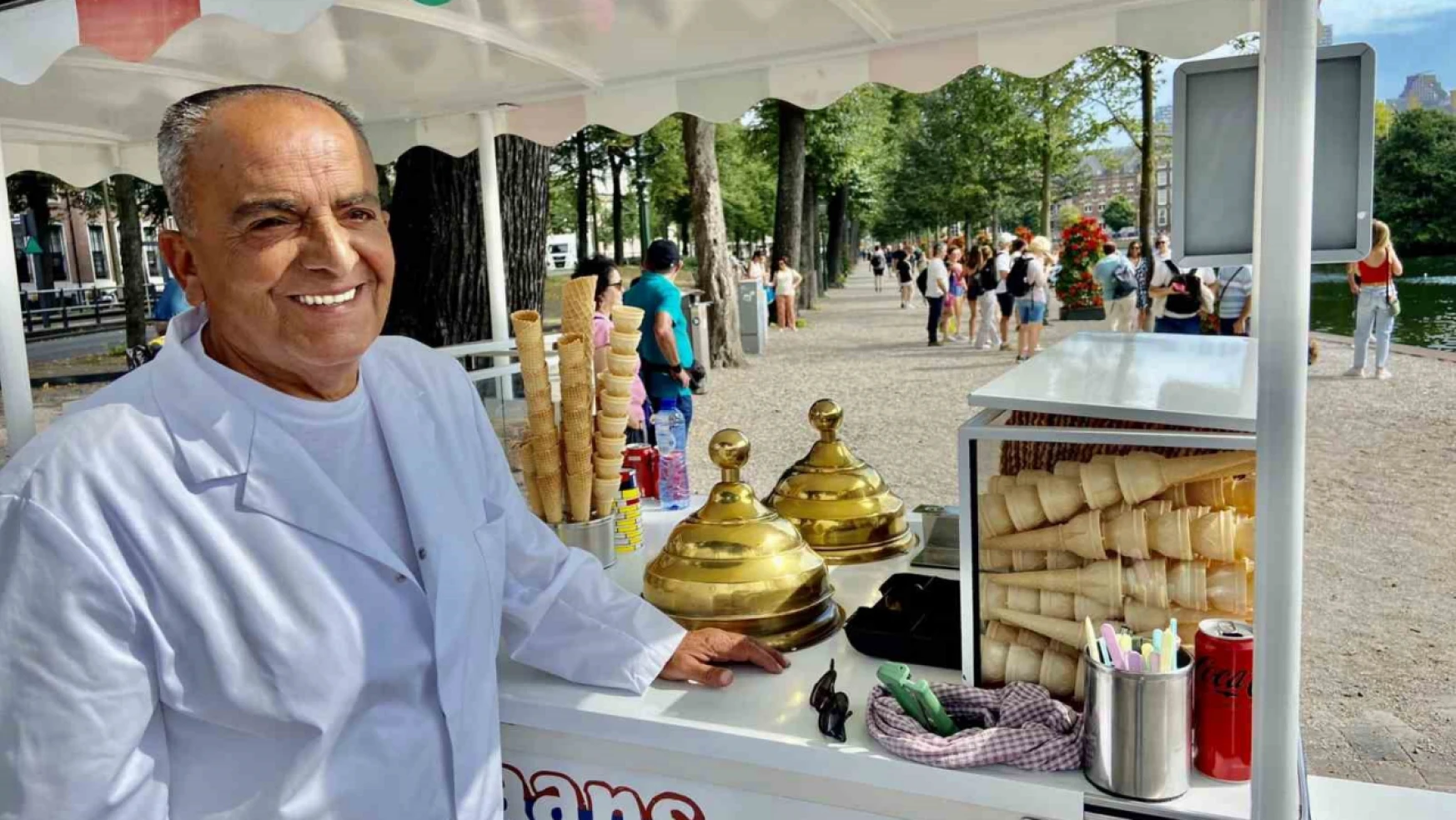 Hollanda'nın en ünlü dondurmacısı Musa Pekdemir 67 yaşında hayatını kaybetti