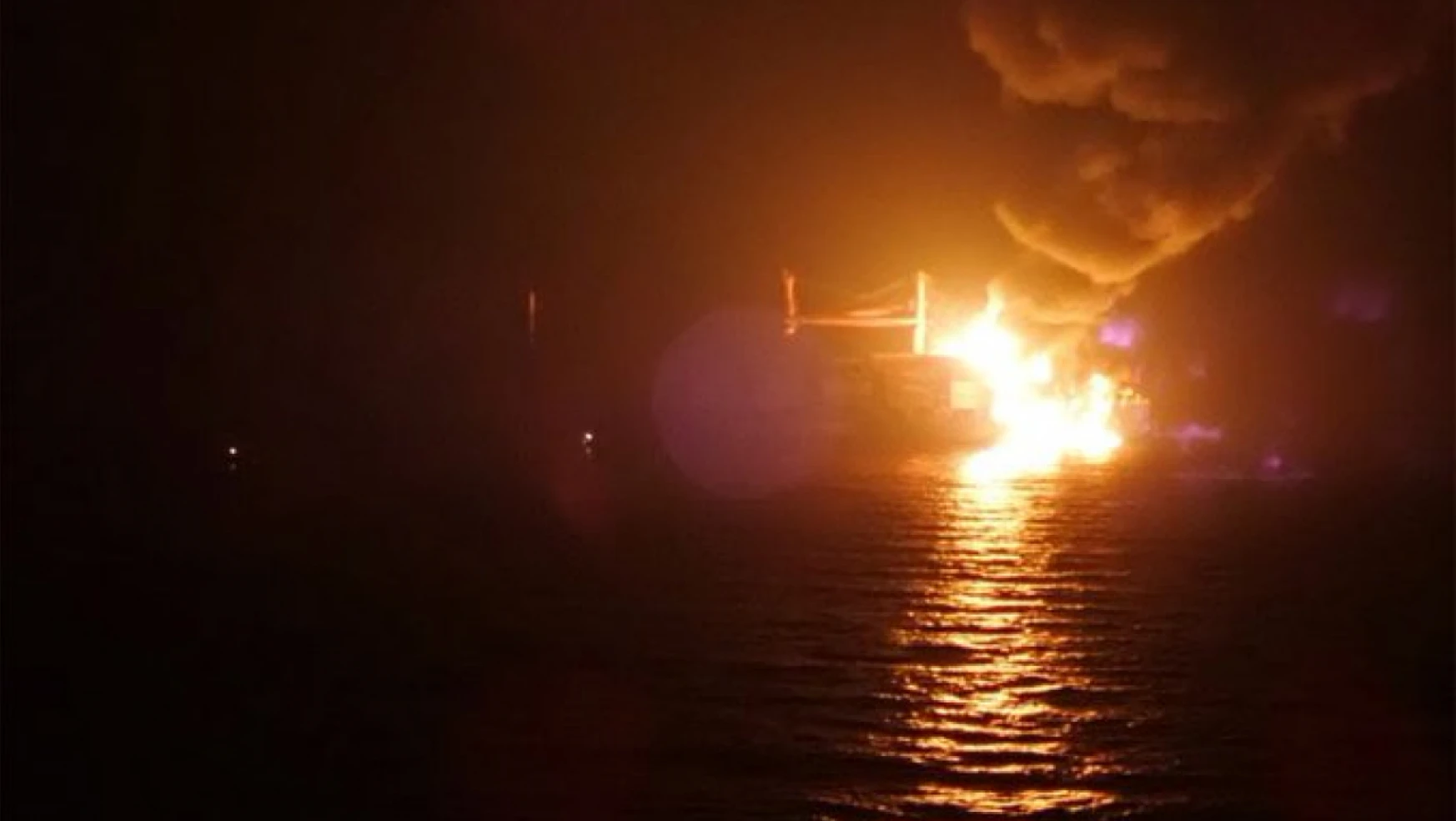 Husiler Aden Körfezi'nde seyreden petrol tankerine füzeyle saldırdı