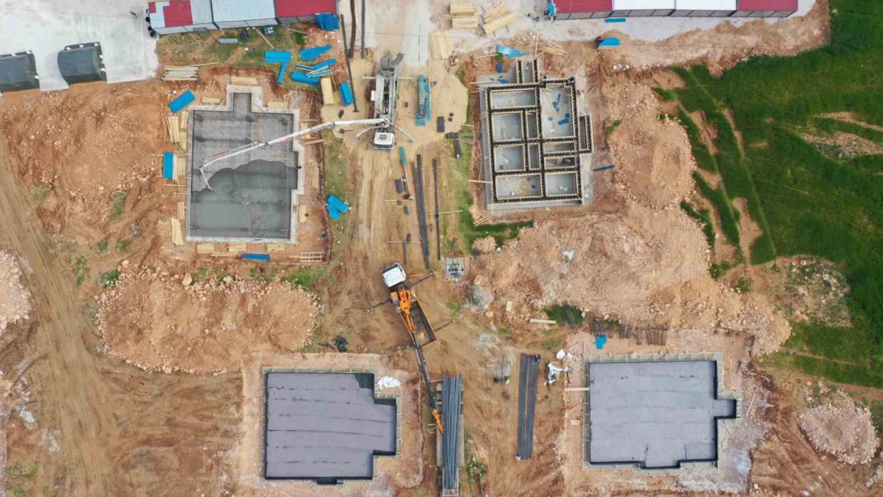 İkinci depremin merkezi Elbistan'da köy evlerinin temelleri yükseliyor