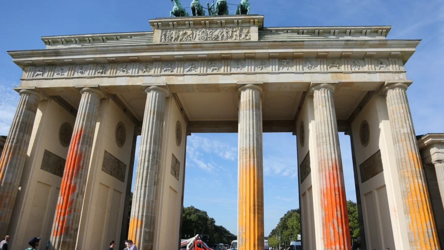 İklim aktivistlerinden tarihi Brandenburg Kapısı'na boyalı saldırı: 14 gözaltı