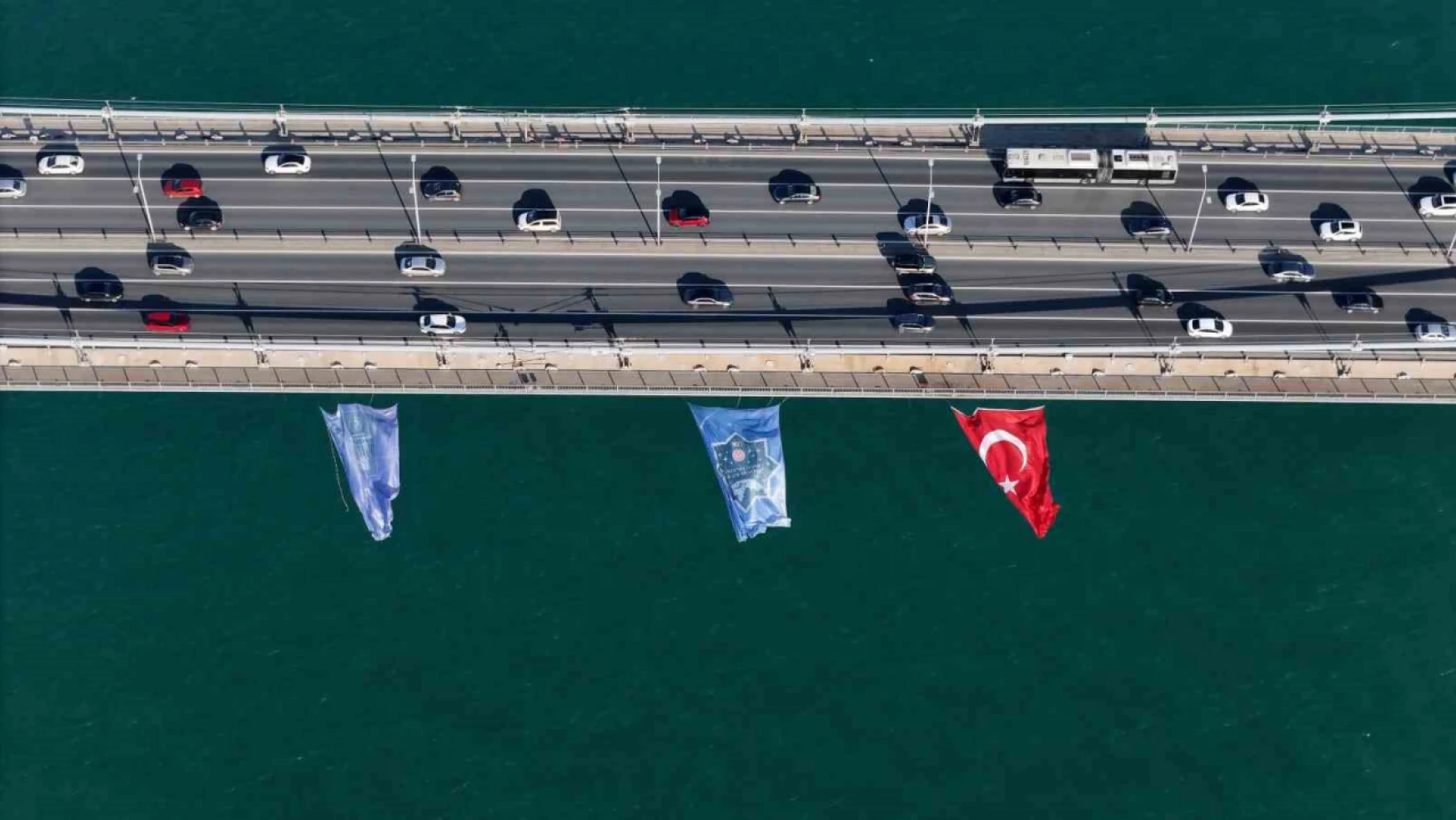 İlk Türk Astronot için iki kıta ortasında Türk Bayrağı asıldı