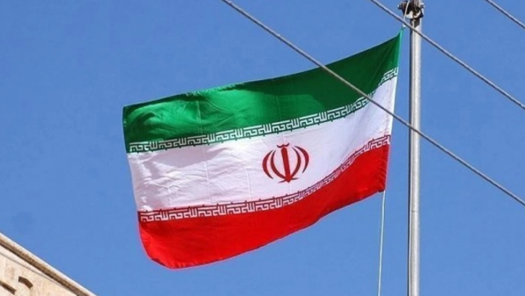 İran devlet televizyonu, İran Devrim Muhafızları Ordusu'nun İsrail'deki hedeflere yönelik kapsamlı İHA operasyonunun başladığını duyurdu.
