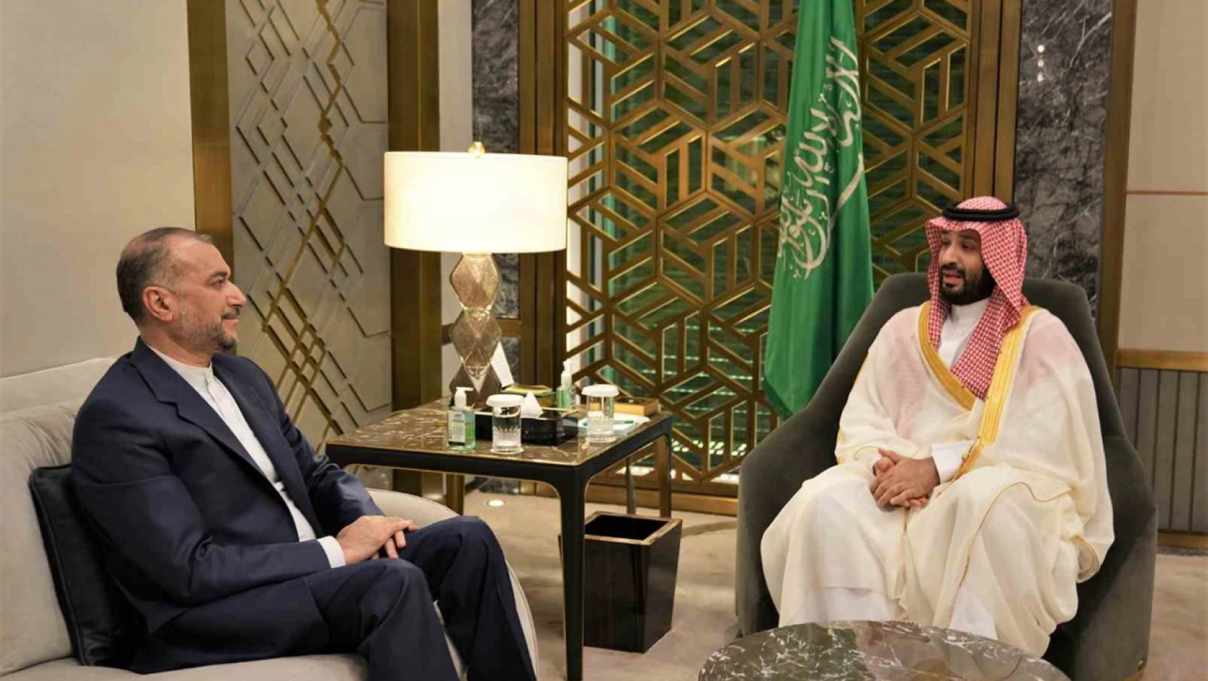 İran Dışişleri Bakanı , Suudi Arabistan Veliaht Prensi Selman ile görüştü