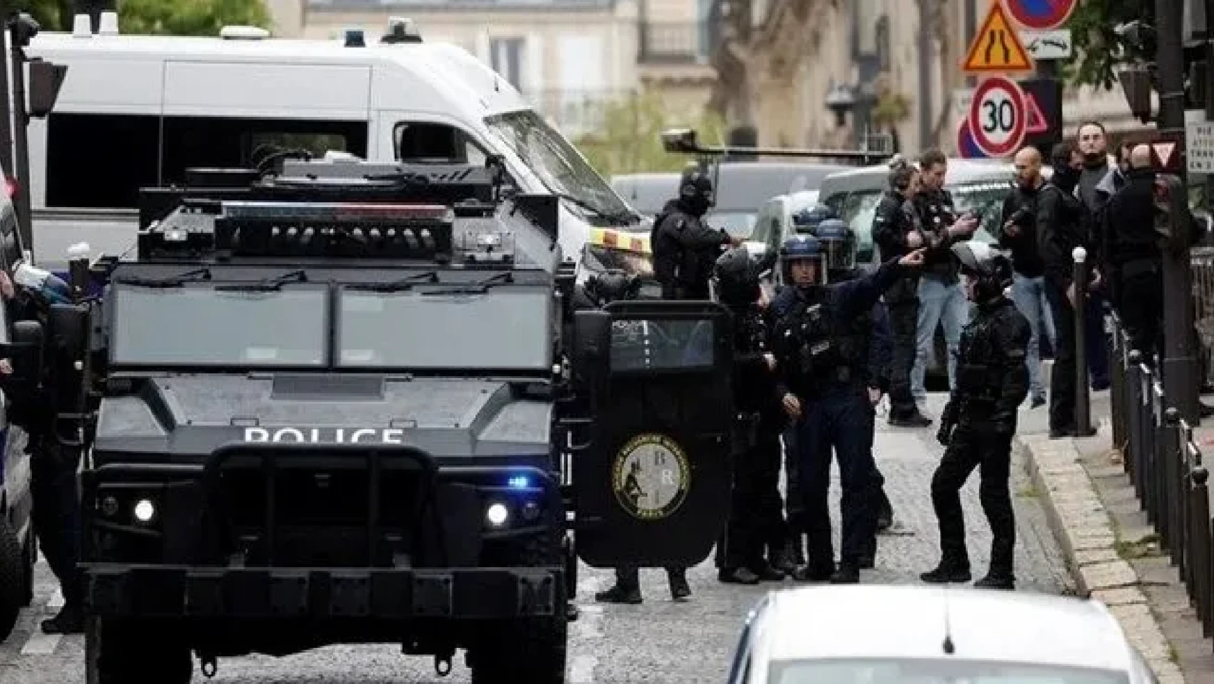 İran'ın Paris Büyükelçiliği önünde kendini havaya uçurma tehdidinde bulunan bir kişi polis tarafından yakalandı.