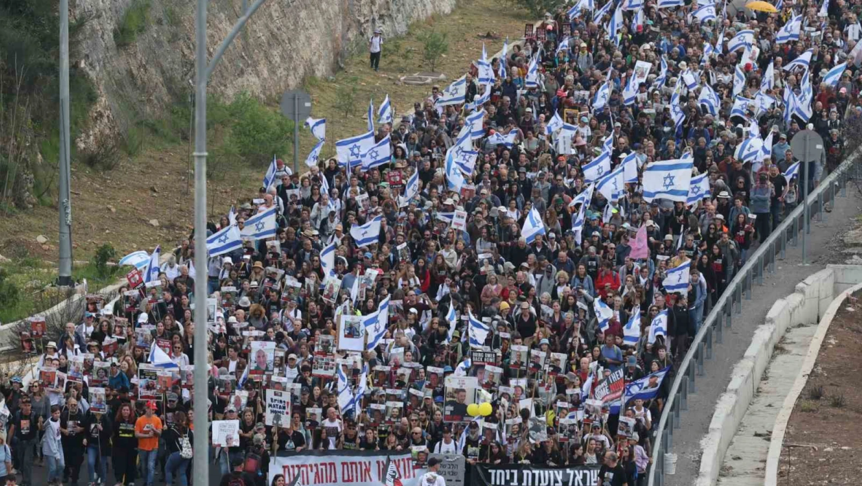 İsrail'de binlerce gösterici Kudüs'teki Başbakanlık Konutu'na yürüyor