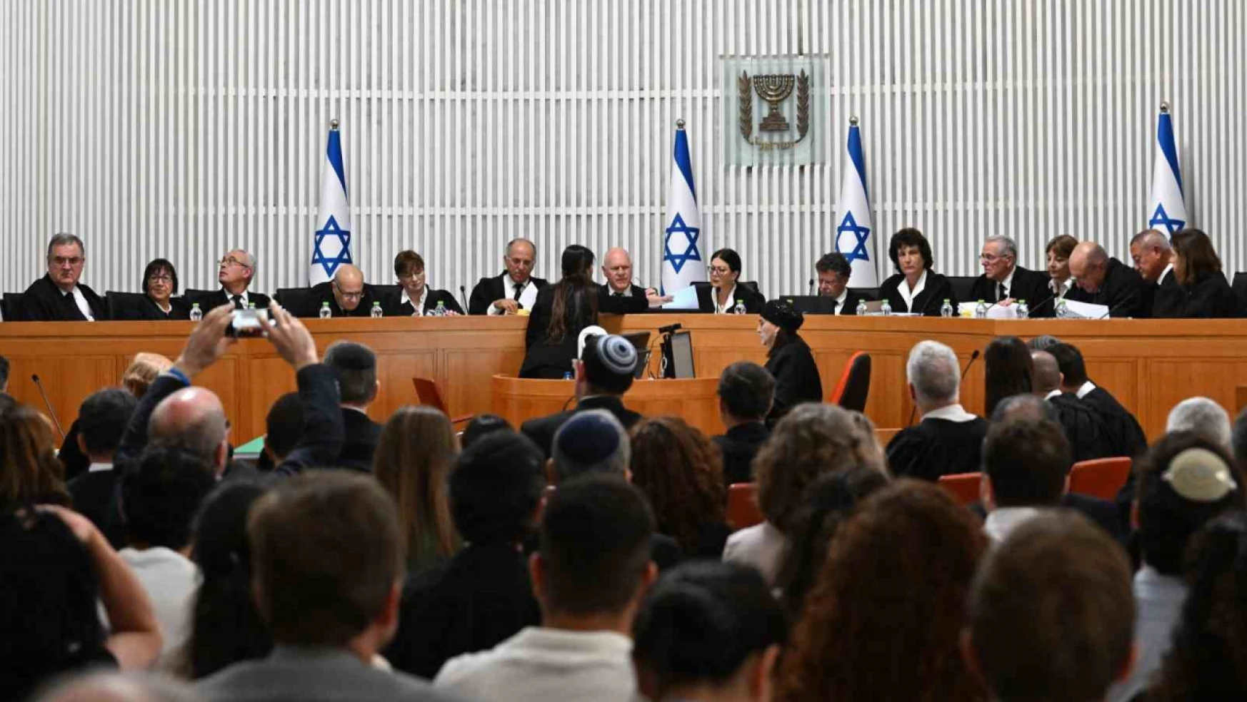 İsrail'de Yüksek Mahkeme yargı yasasını görüşmek için toplandı
