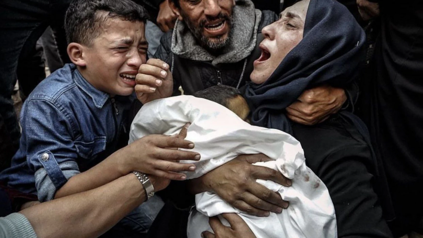 İsrail, Gazze'de hastaneye saldırdı