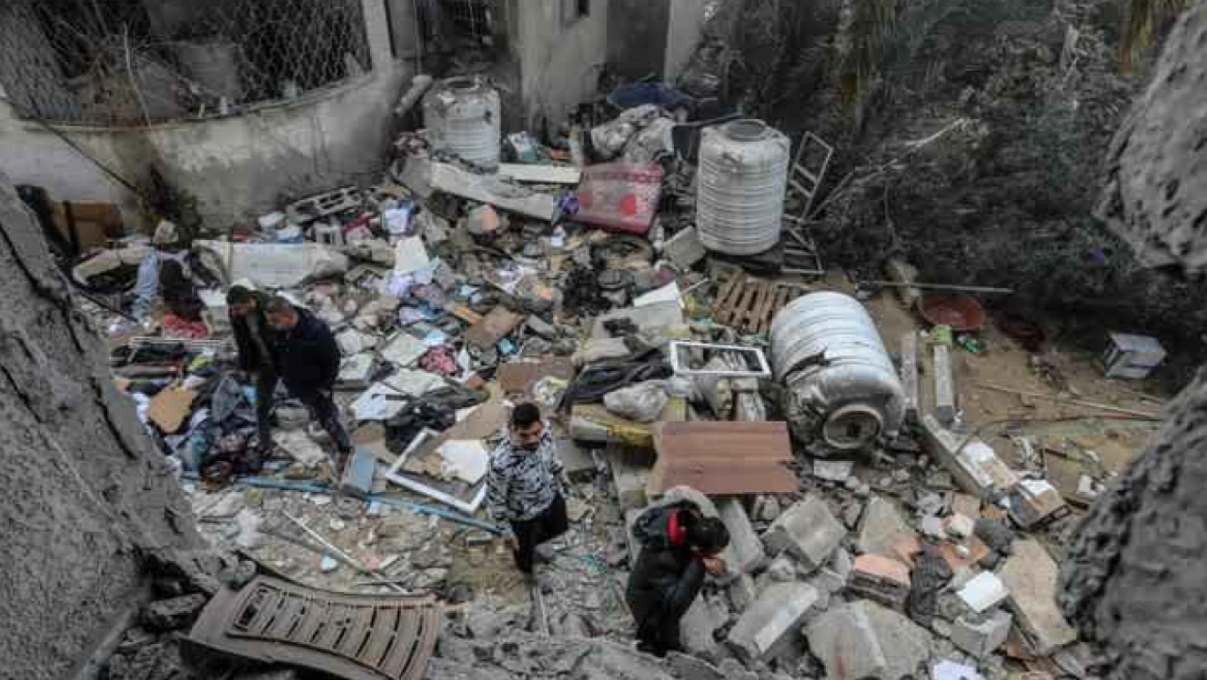 İsrail, Refah'ta BM'ye ait yardım dağıtım merkezini vurdu: 5 ölü