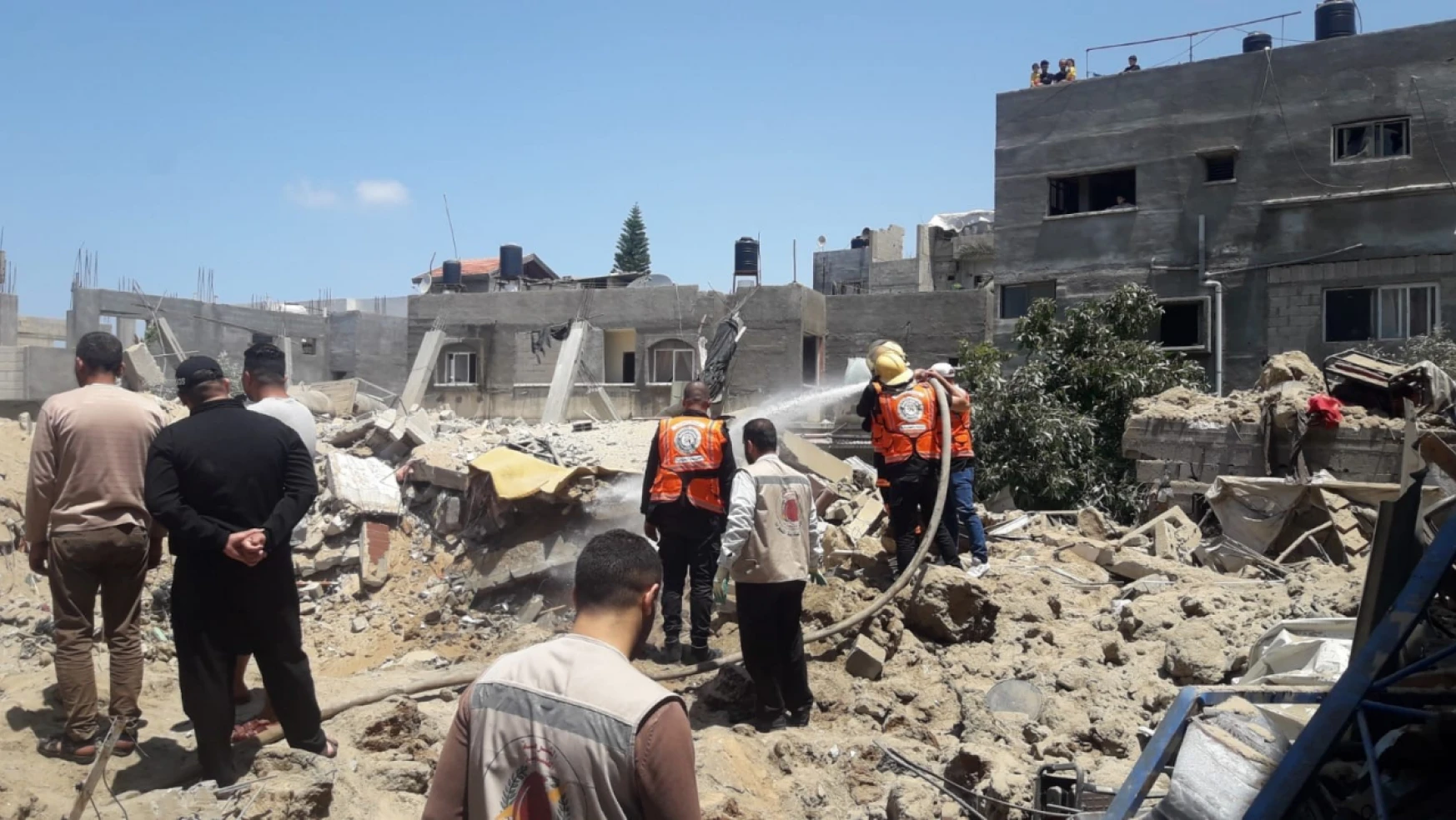 İsrail savaş uçakları Gazze'de sivillerin evlerini bombaladı