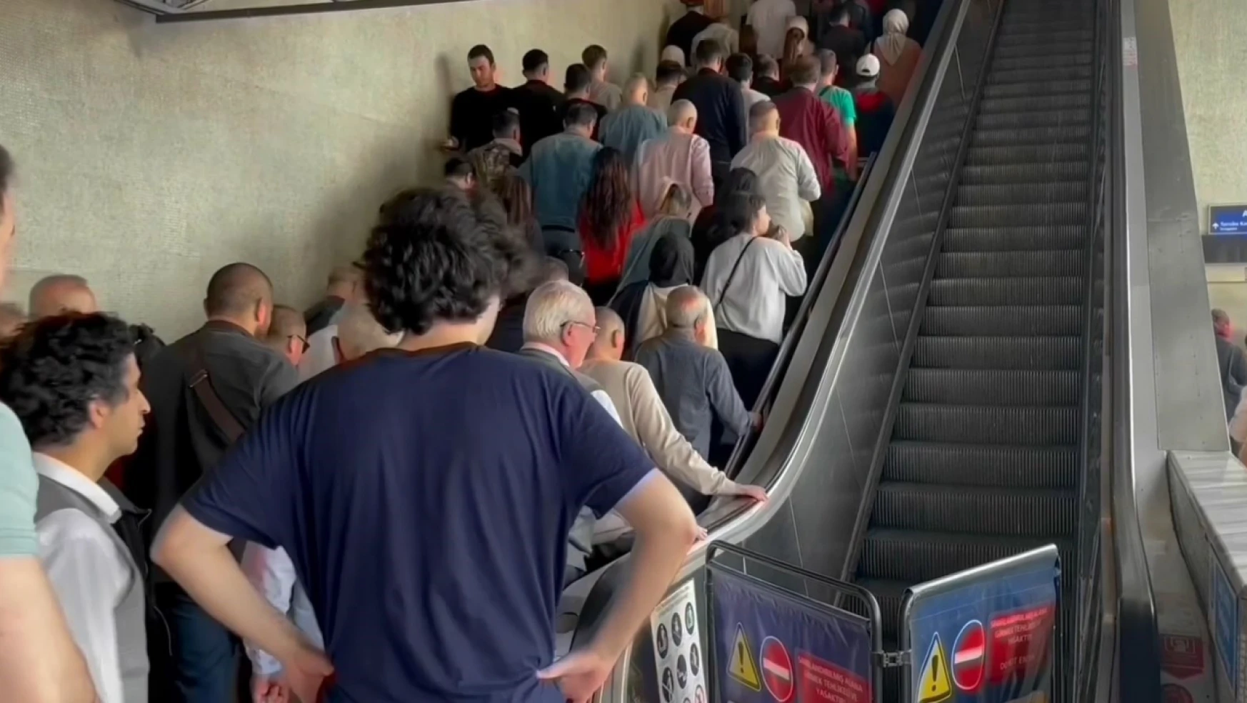 İstanbul'da gelmeyen metrolar ve yürümeyen merdivenler vatandaşları çileden çıkardı