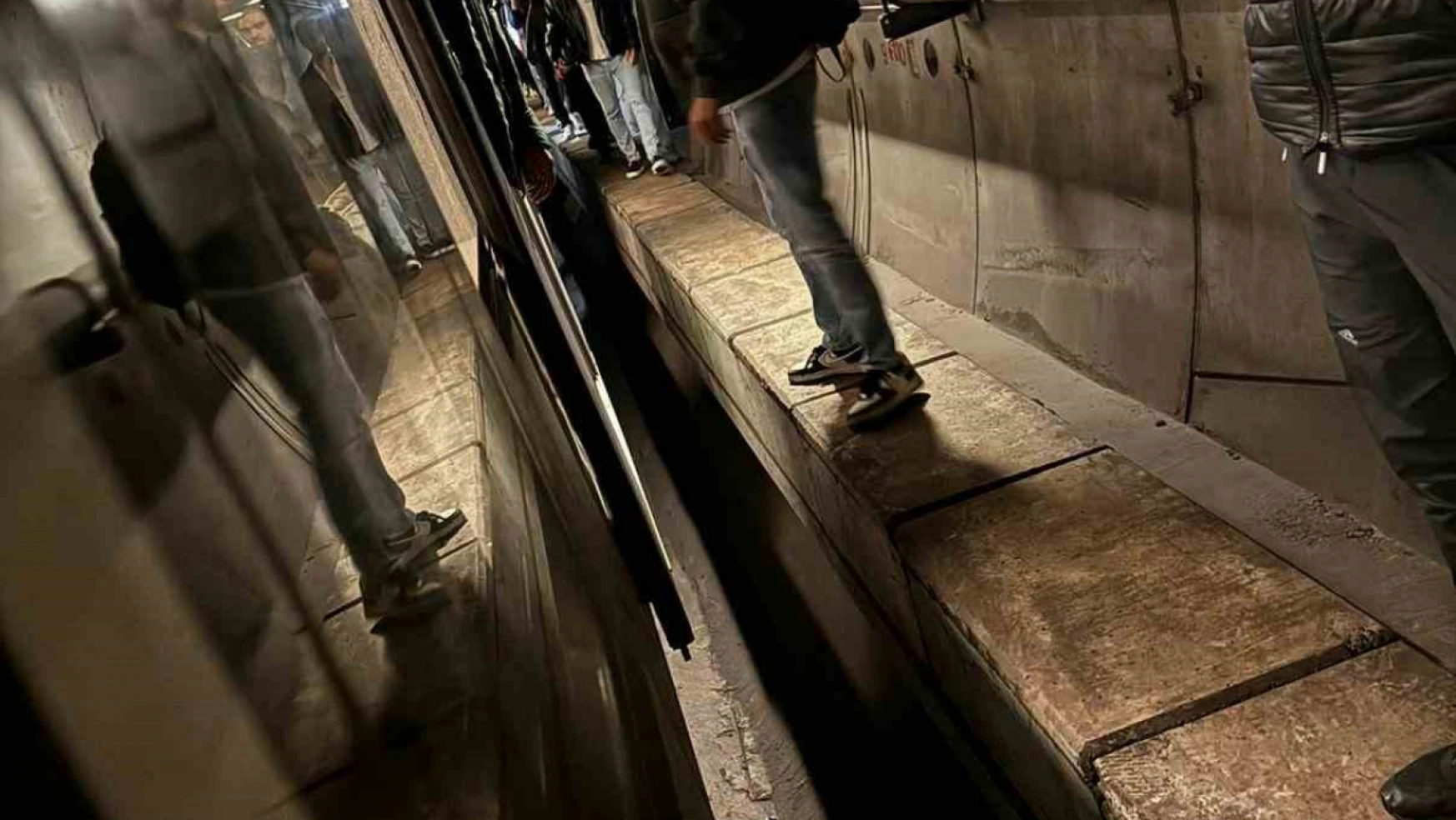 İstanbul'da metro arızalandı yolcular tünelde yürüdü