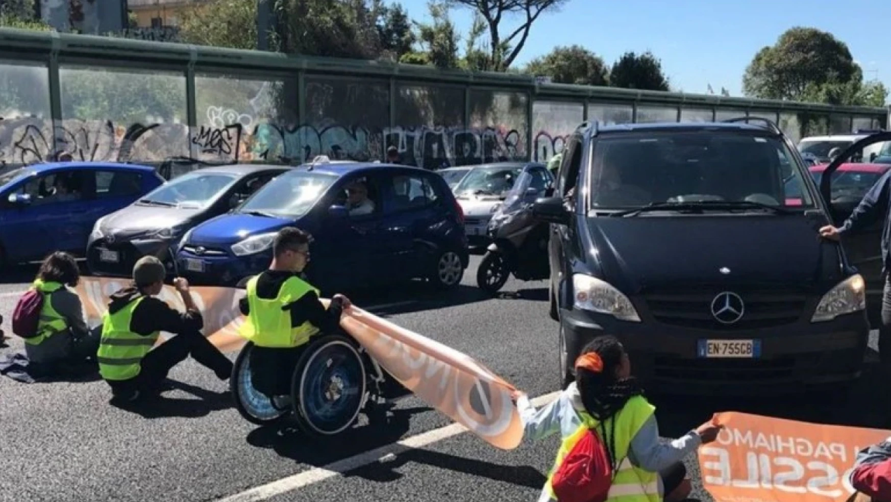 İtalya'da iklim aktivistleri yolu kapattı, uzun araç kuyrukları oluştu