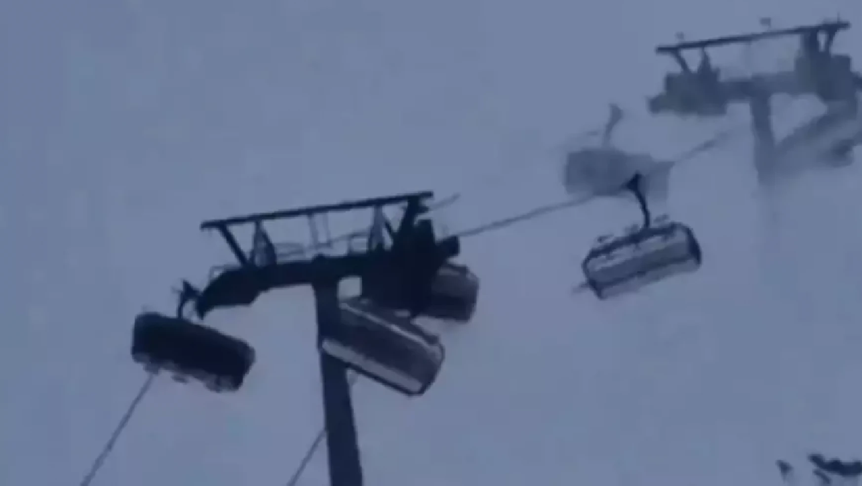 İtalya'da kayak merkezindeki telesiyejde korku dolu anlar