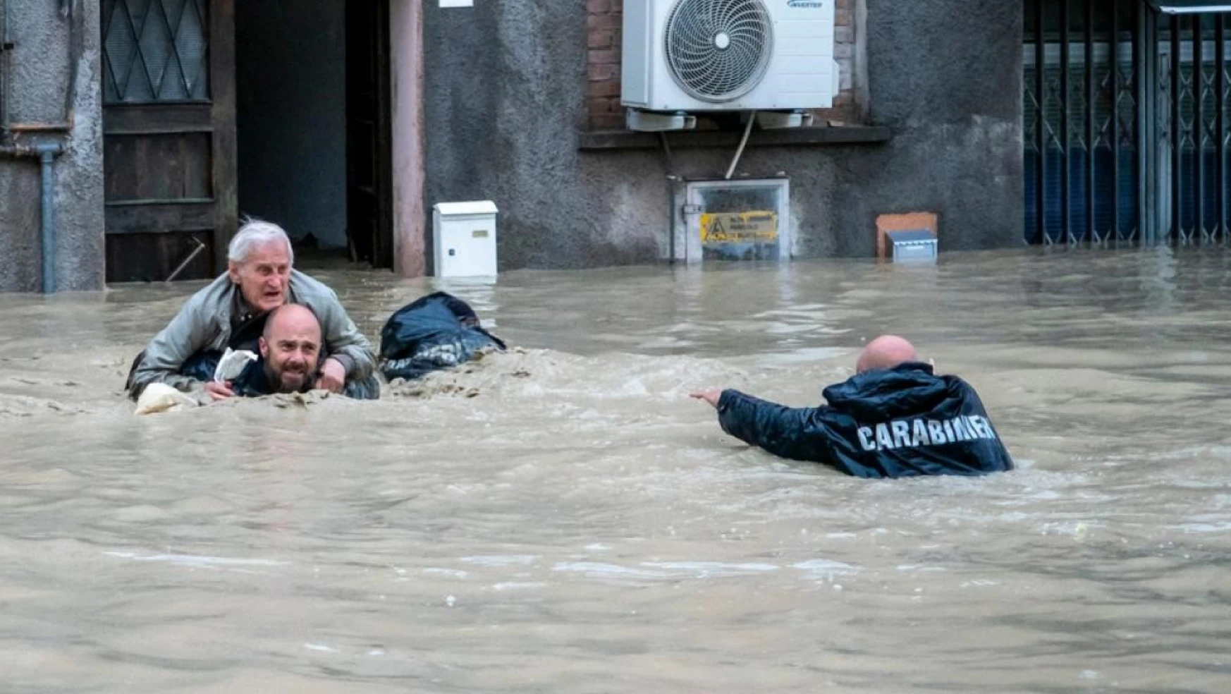 İtalya'daki sel felaketinde ölü sayısı 8'e yükseldi