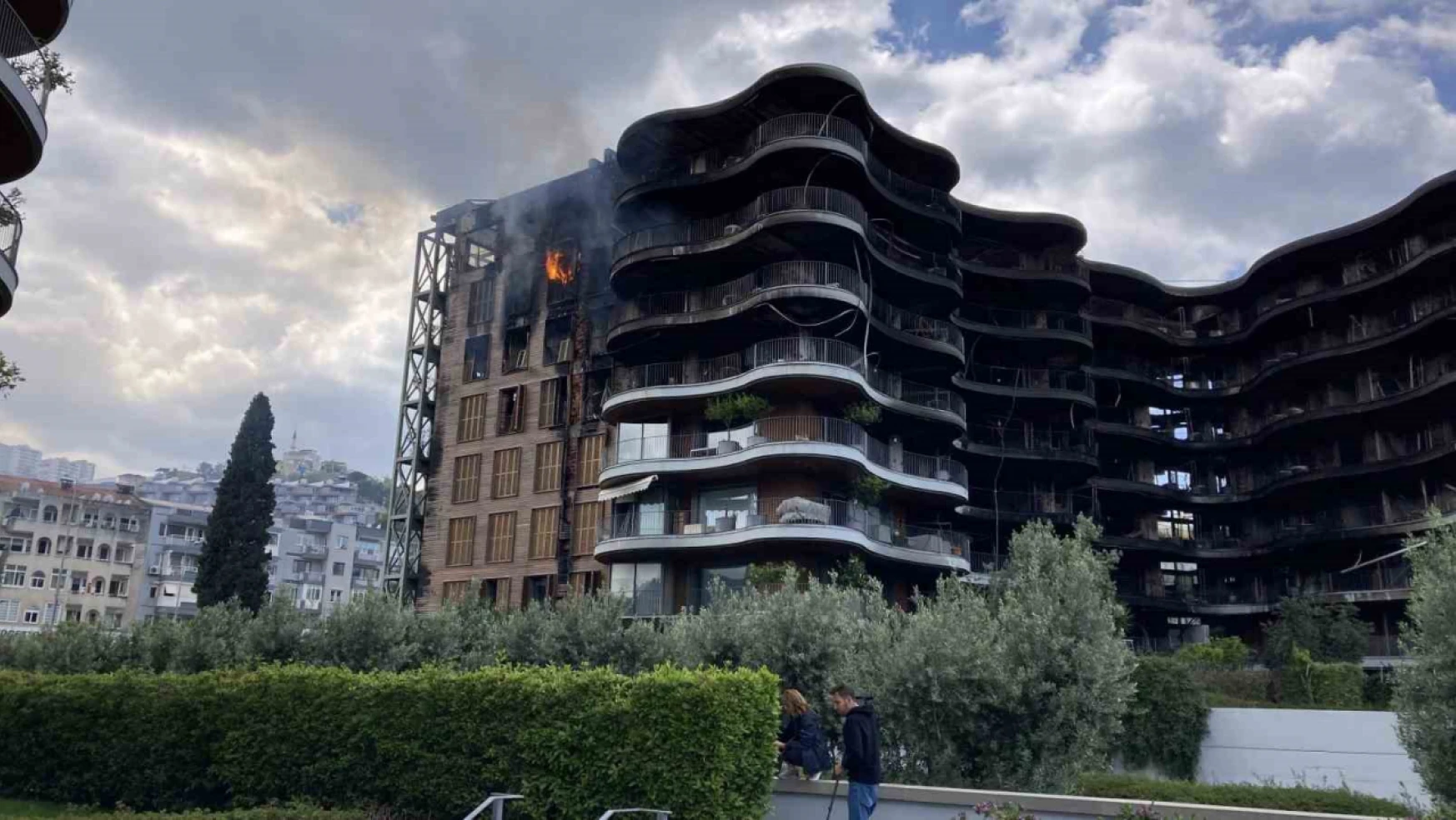 İzmir'de 8 katlı sitede yeniden yükselen alevler paniğe neden oldu