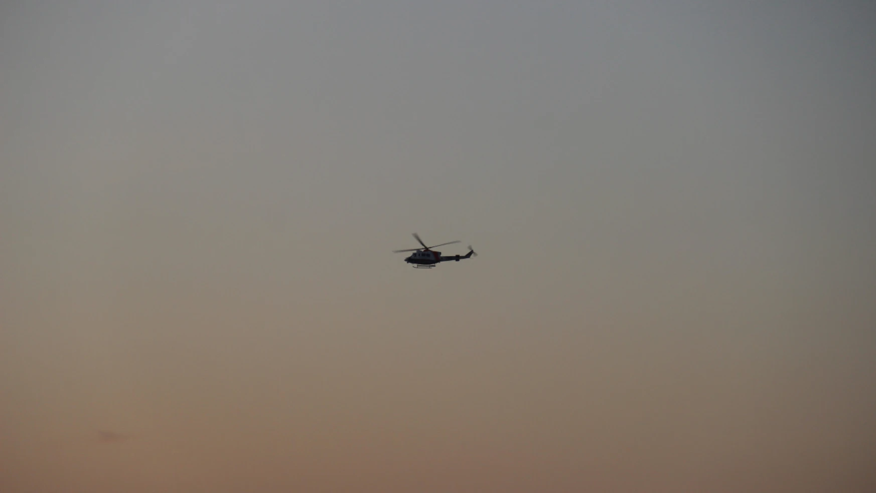 İzmir'de yangına müdahale eden helikopter Tahtalı Barajı'na düştü