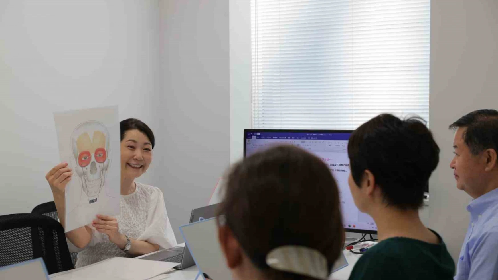 Japonya'da gülümsemeyi unutanlar eğitim alıyor