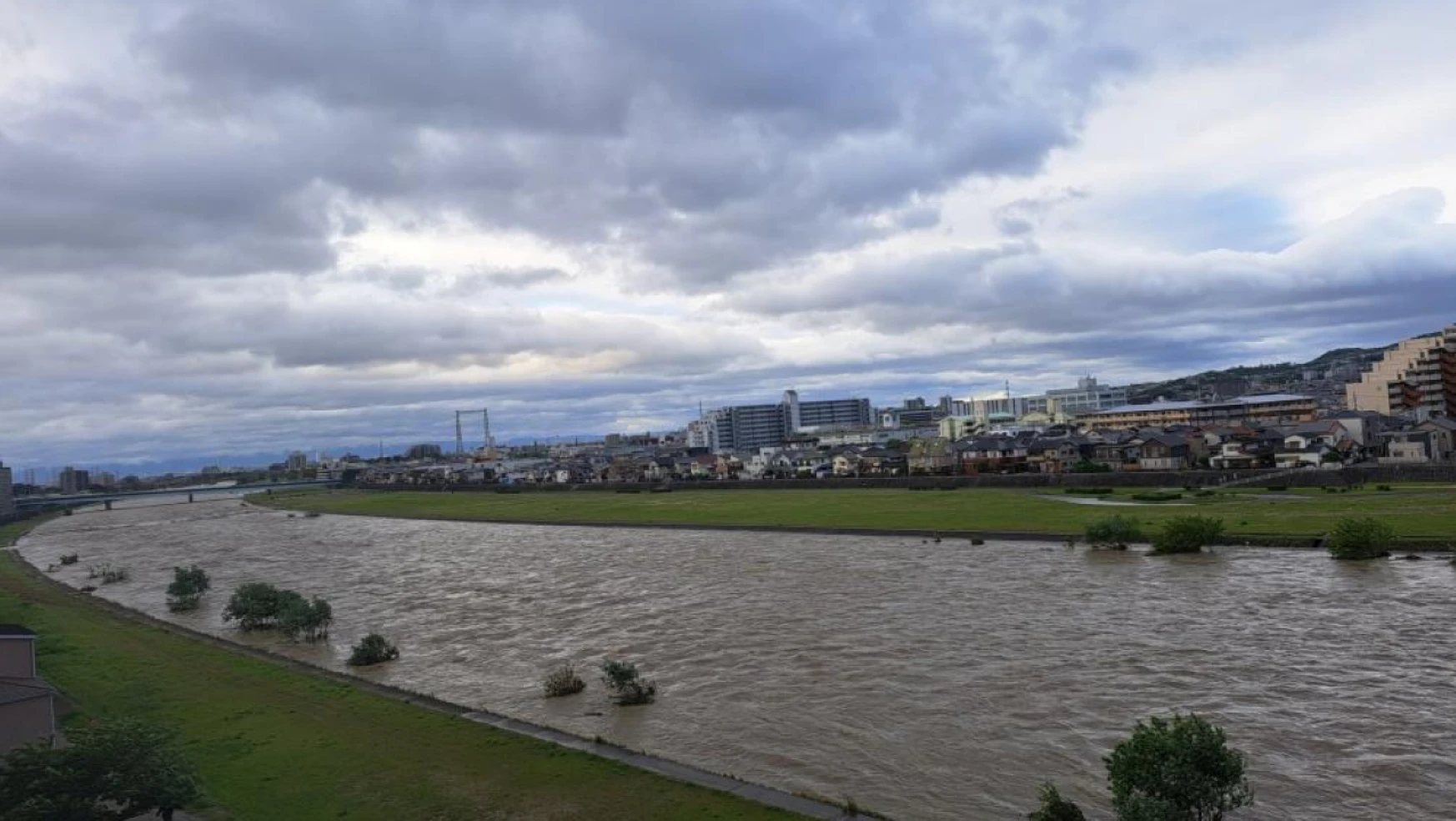 Japonya'da nehirdeki set çöktü, ev ve araçlar sular altında kaldı