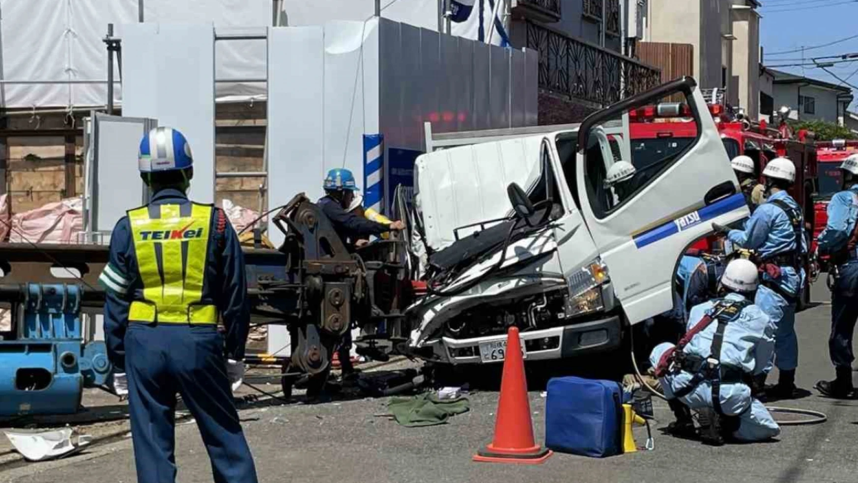 Japonya'da vinç araçların üzerine devrildi: 1 ölü, 1 yaralı