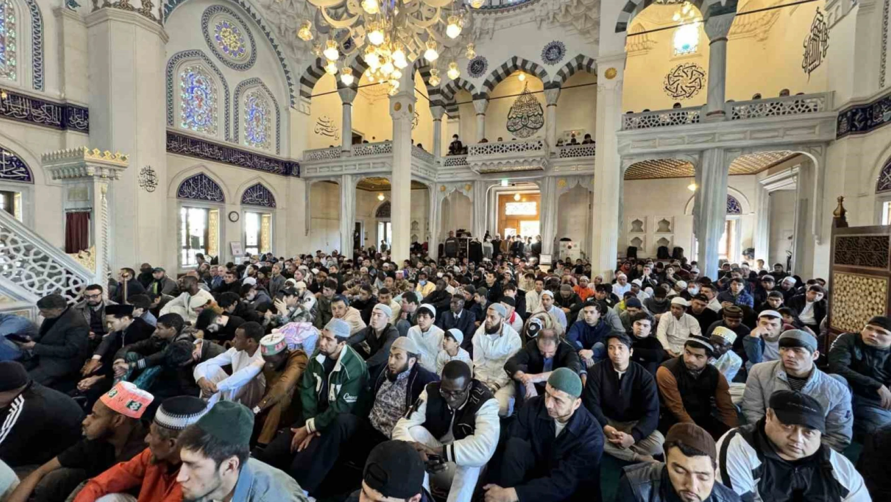 Japonya'daki Müslümanlar Ramazan Bayramı namazı için Tokyo Camii'ne akın etti