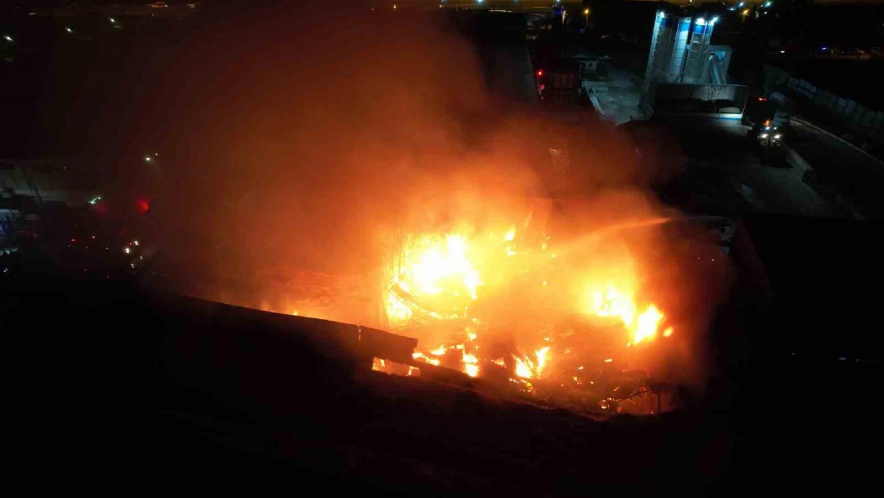 Kahramanmaraş'taki fabrika yangını dron ile görüntülendi