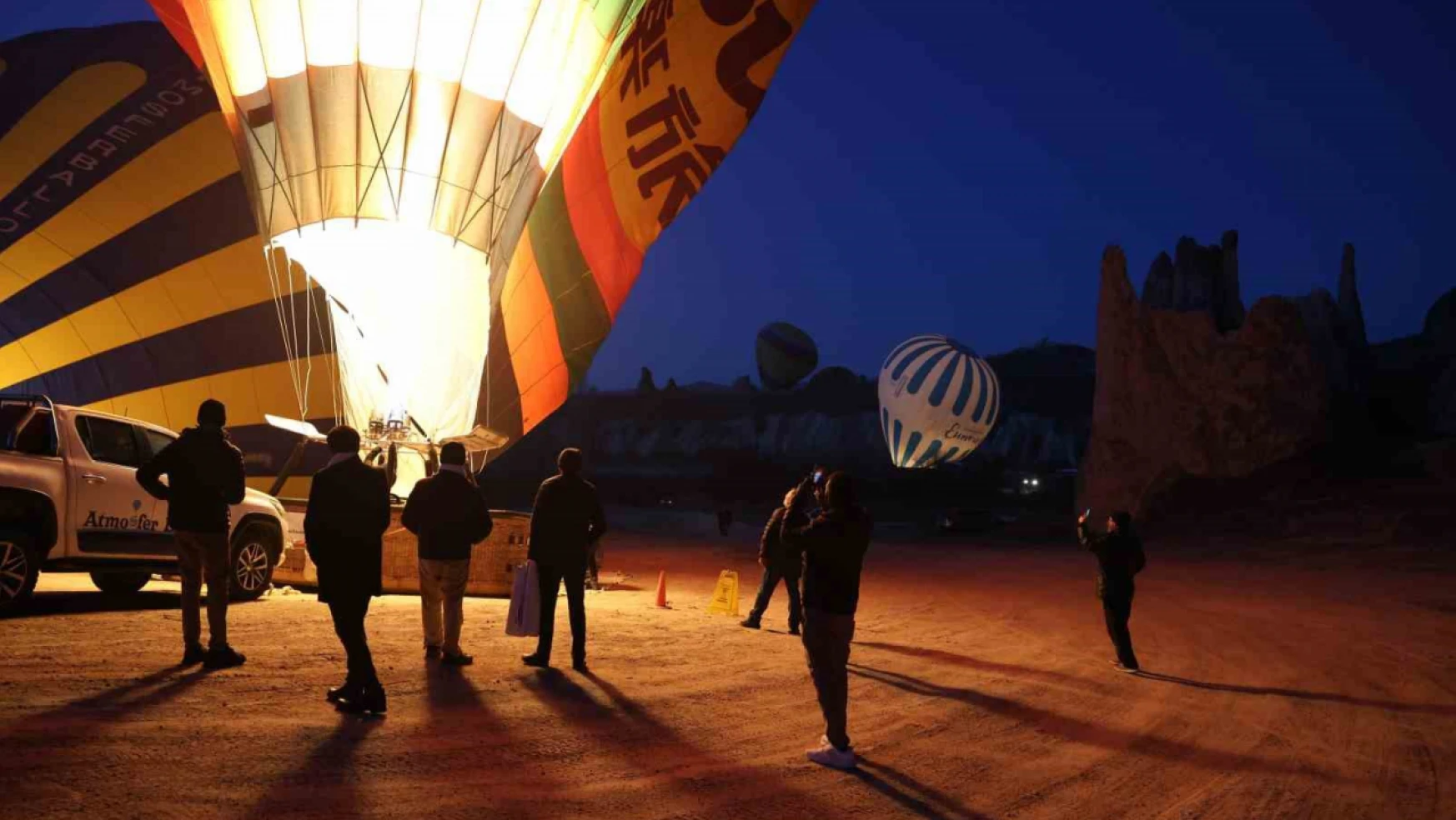 Kapadokya'da balonlar Savaşa Hayır' pankartları ile havalandı