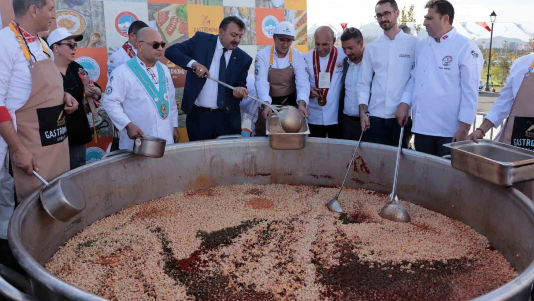Kayseri'de dünya rekoru: 1 ton mantı 1 kazanda pişirildi