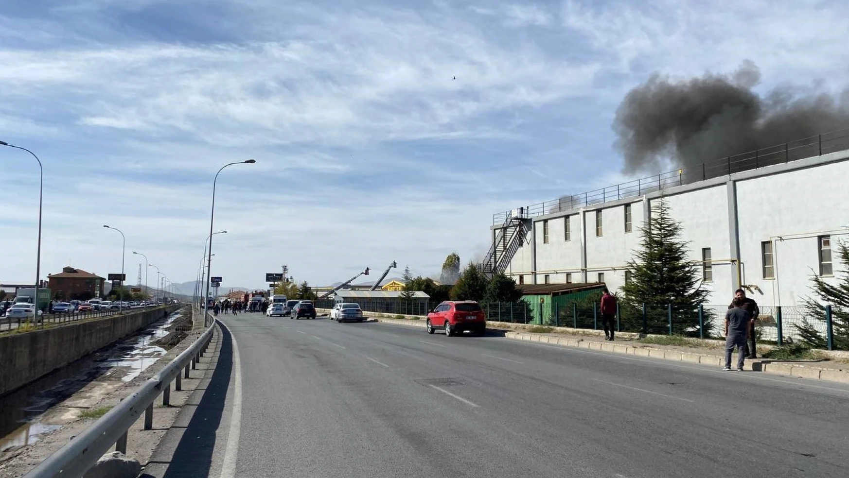 Kayseri'de fabrika yangını: Ekipler müdahale ediyor