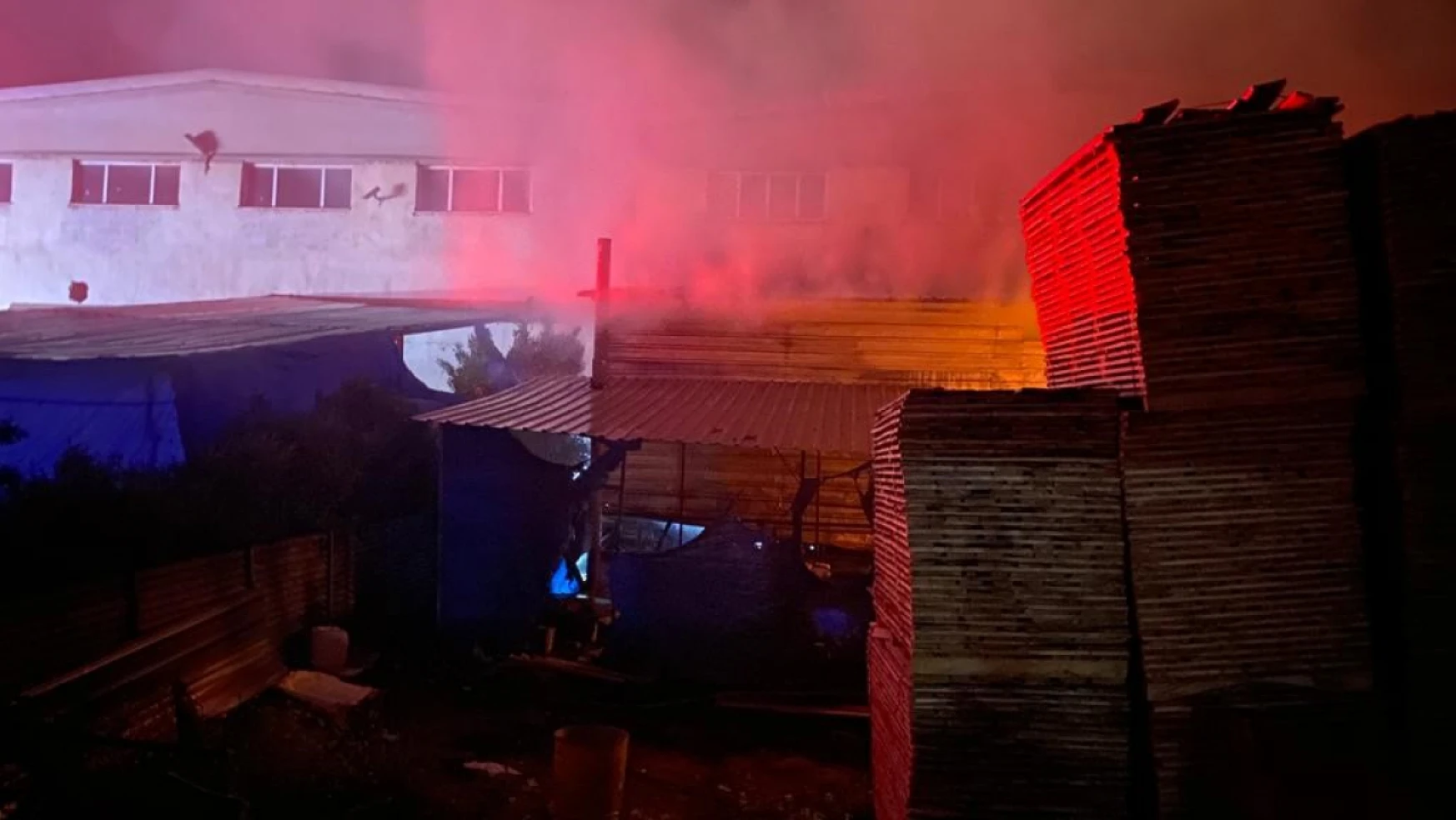 Kayseri'de mobilya fabrikasının deposu yandı
