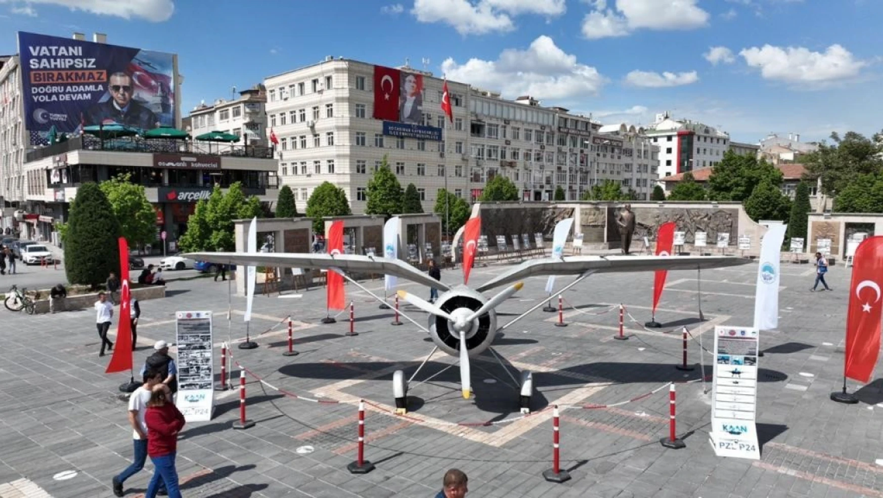 Kayseri'nin ilk uçağını sergileyen Büyükşehir, vatandaşları duygulandırdı