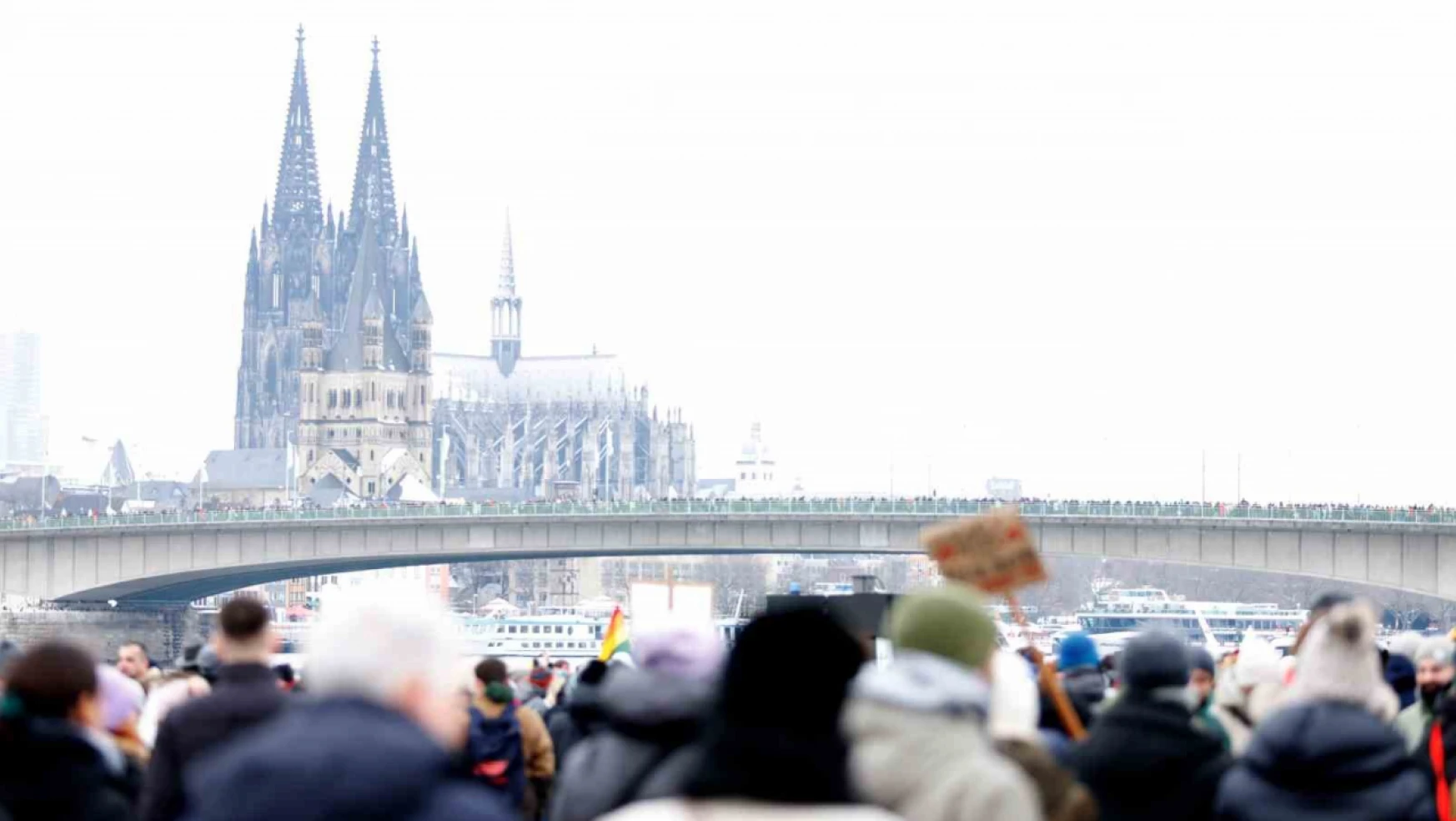 Köln'de 50 binden fazla kişi aşırı sağcı AfD Partisi'ni protesto etti