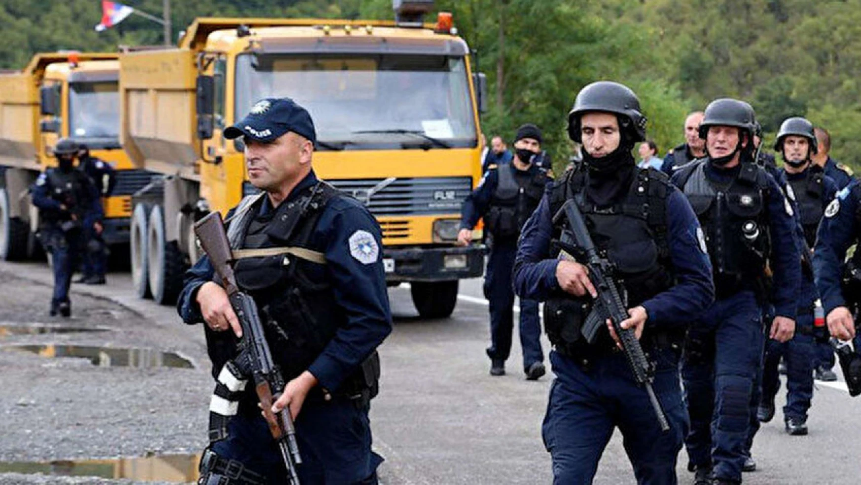 Kosova'da gerginlik arttı, Sırbistan'da ordu teyakkuza geçti