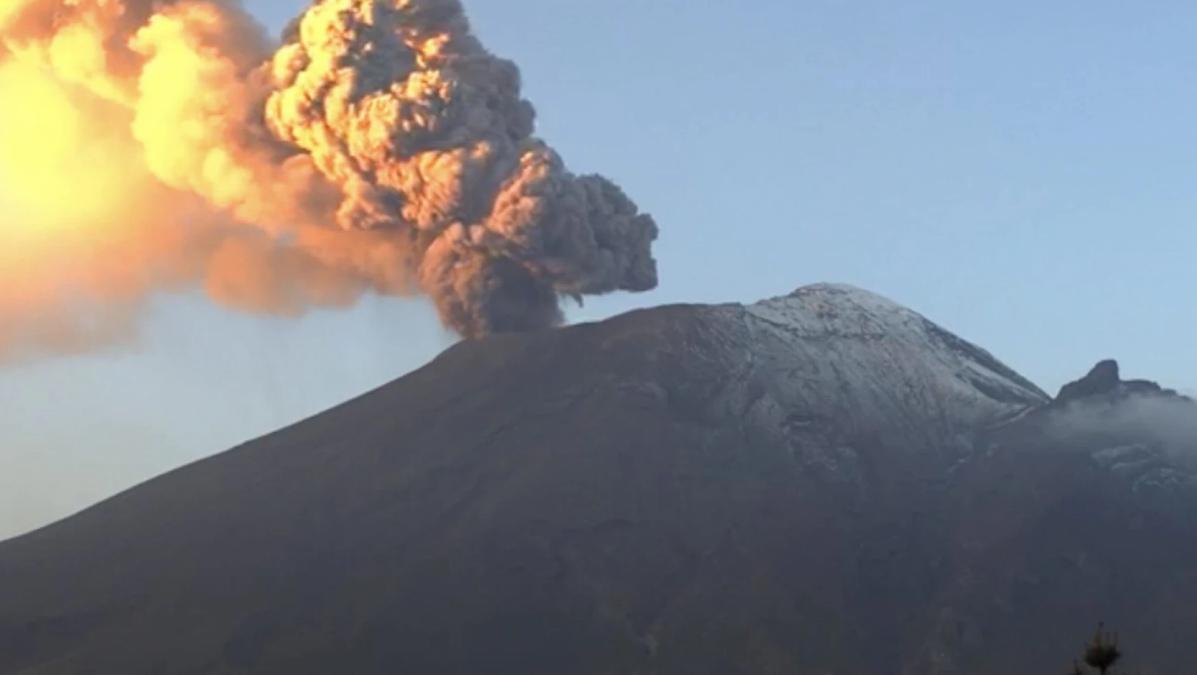 Meksika'daki Popocatepetl Yanardağı'ndaki patlamalar okulları tatil etti