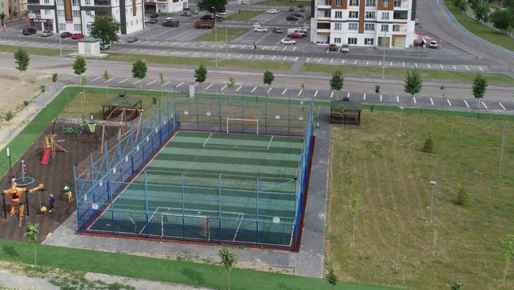 Melikgazi'den gençleri sevindiren hizmet: 4 mahalleye futbol sahası yapılacak
