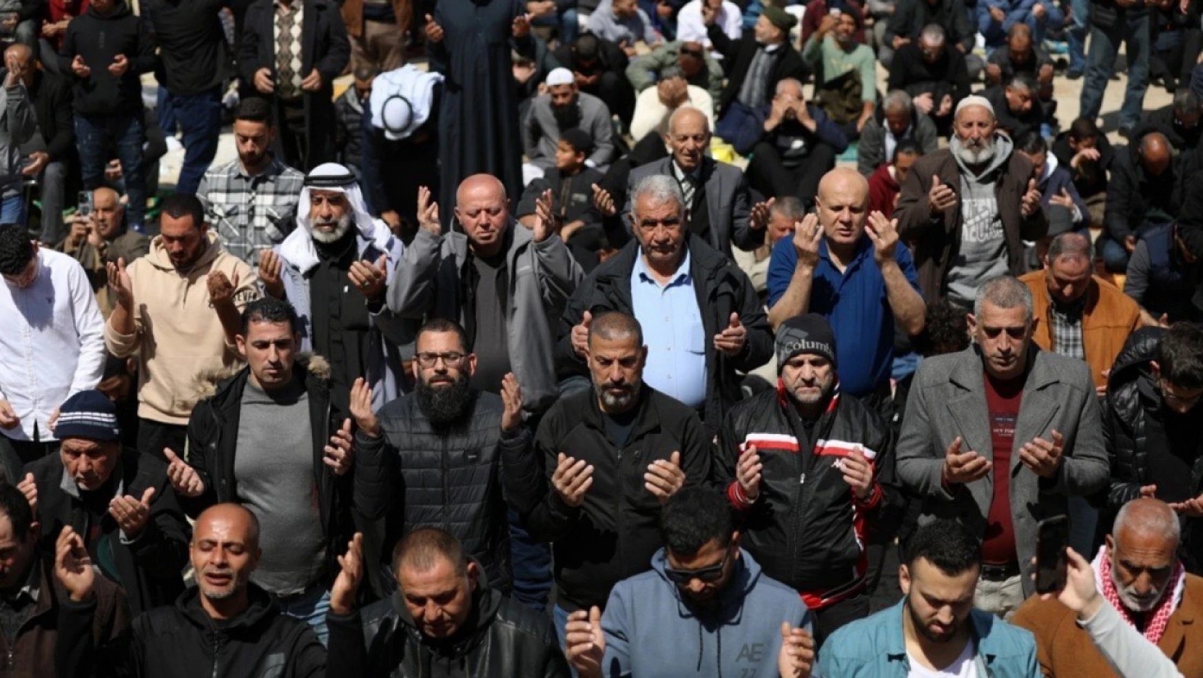 Mescid-i Aksa'da cuma namazında 125 bin Müslüman saf tuttu