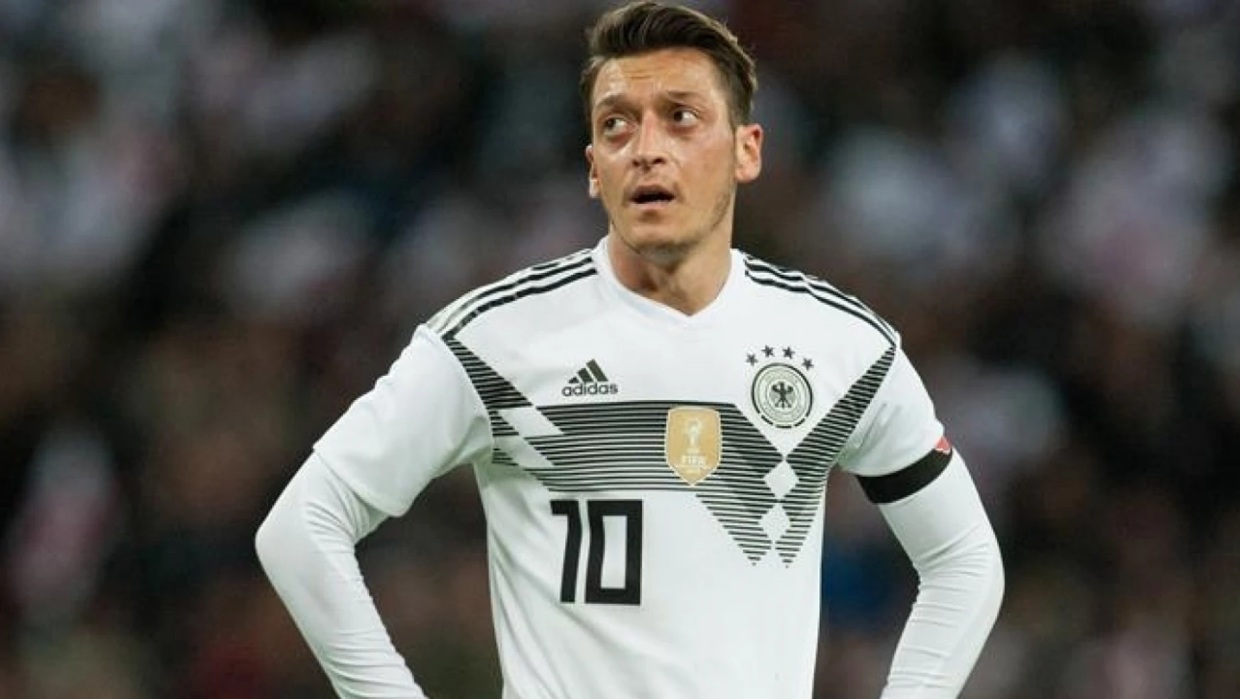 Mesut Özil Almanya'da eleştiri oklarının hedefinde