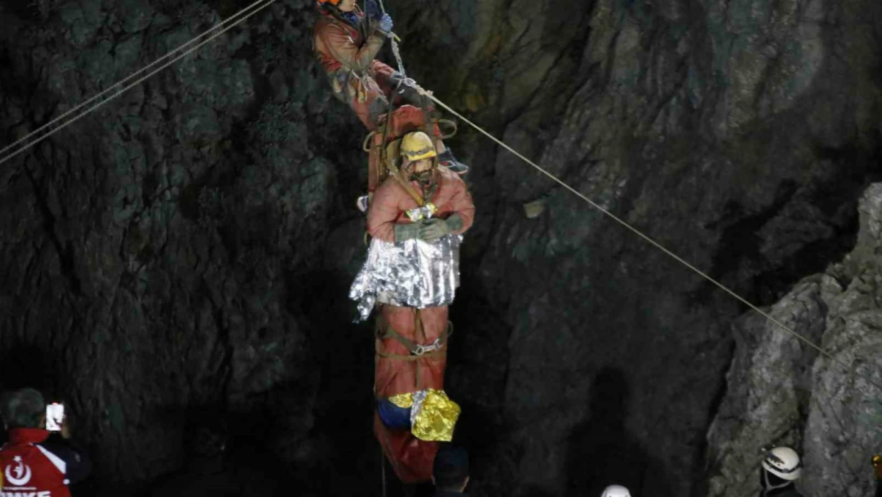 Mide kanaması geçiren ABD'li bilim adamı 9 gün sonra mağaradan çıkartıldı