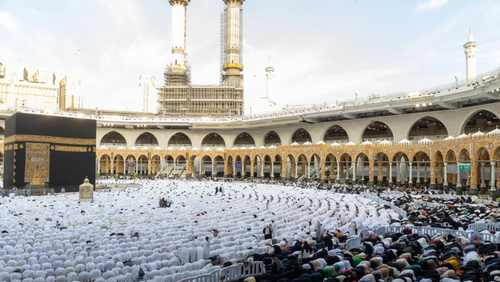 Milyonlarca Müslüman Kabe'de bayram namazını kıldı