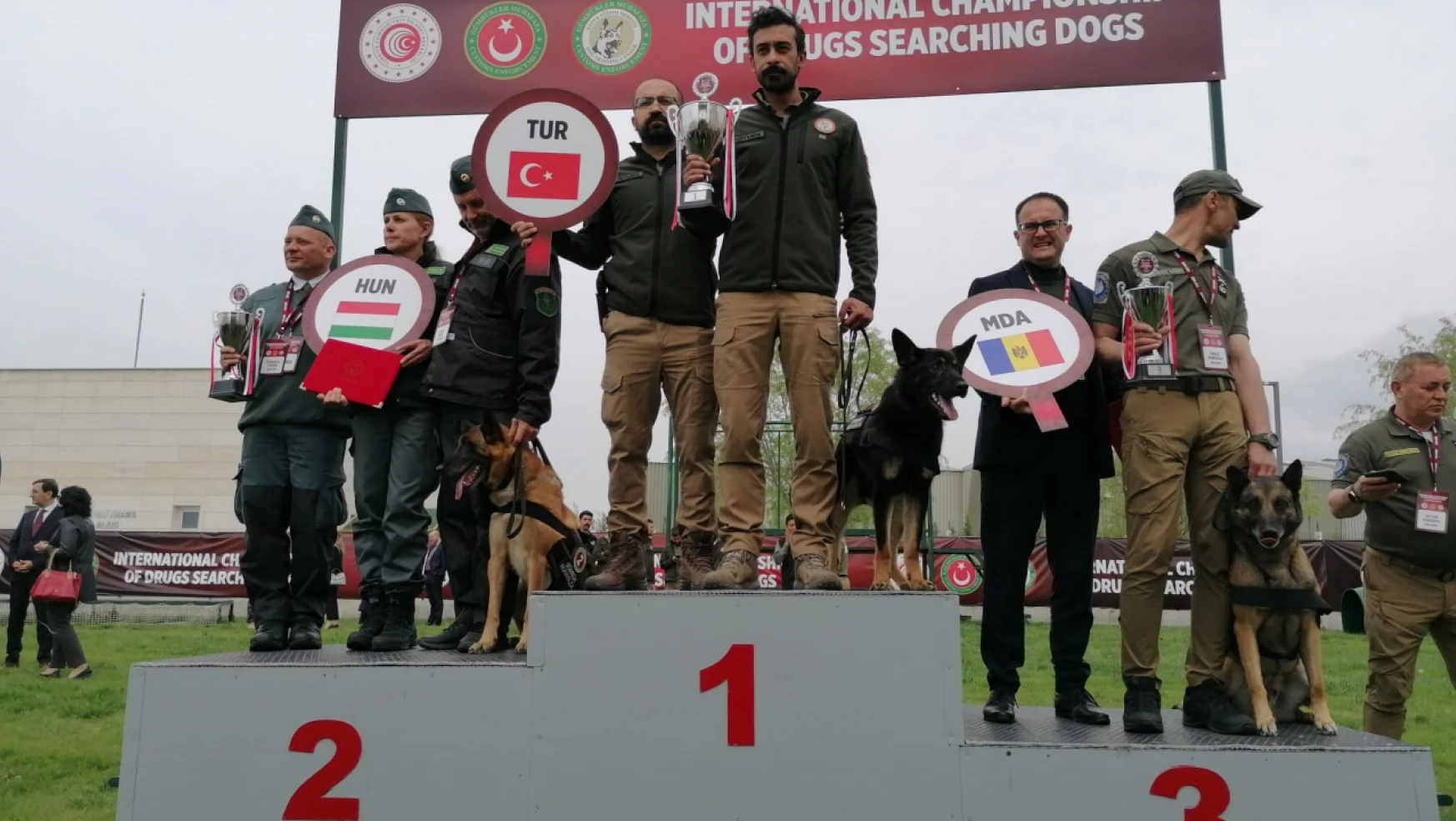 Narkotik Dedektör Köpekler Yarışması'nda Türkiye'yi temsil eden 'Nobel' birinci oldu